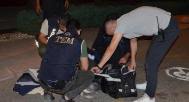 Durakta unutulan çanta panik yarattı