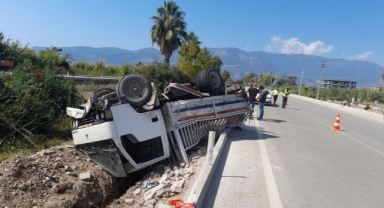 Finike'de kamyonetin sürücüsü yaralandı