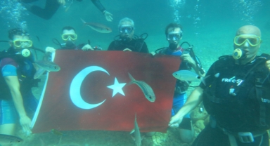 Gaziler Cumhuriyet'in 100. yılı için dalış yaptı