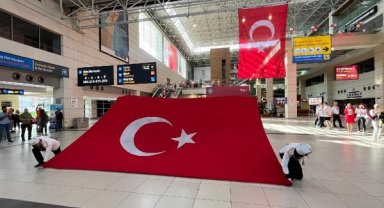 Havalimanında Cumhuriyet kutlaması