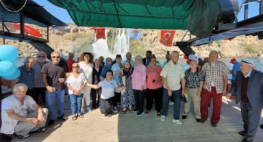 Huzurevi sakinleri yat gezisi ile stres attı