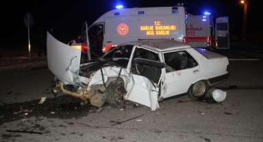 İki otomobil çarpıştı! 6 kişi yaralandı