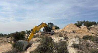 İş makinesiyle kaçak kazı yapan 2 kişi suçüstü yakalandı