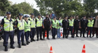 Jandarma önce eğitim verdi, sonra kask hediye etti