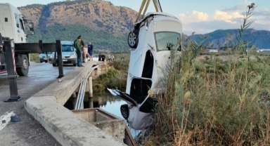 Kanala düşen otomobildeki iki kişi yaralandı