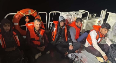 Kaş'ta 5 düzensiz göçmen kurtarıldı