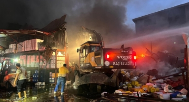 Yangında mağaza kullanılamaz hale geldi 