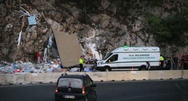 Kayalıklara çarparak parçalanan tırın sürücüsü öldü