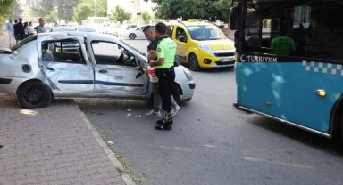 Kazada yaralanan eşinin arkasından gözyaşı döktü