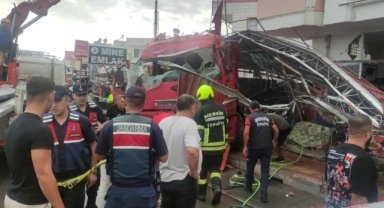 Kontrolden çıkan tır mağazaya daldı: 7 yaralı