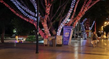 Konyaaltı Caddesi ışıl ışıl