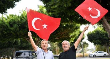 Konyaaltı'nda her yer kırmızı beyaz