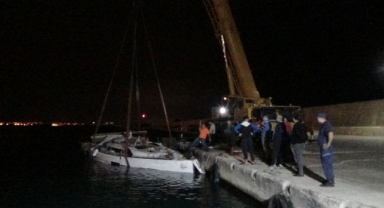 Mersin'de yelkenli tekne battı