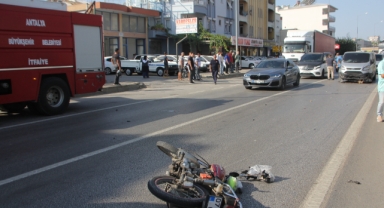 Minibüsün altında kalan motosiklet sürücüsü öldü