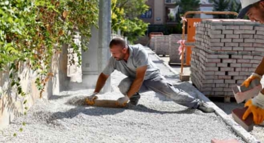 Muratpaşa'da kaldırım yenileme