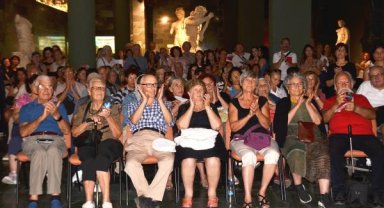 Müzede dünya şarkıları