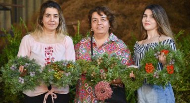  'Noel çelengi' talebine yetişemiyorlar