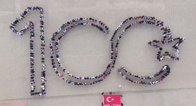 Öğrencilerden '100. Yıl' koreografisi