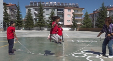 Okul bahçeleri, “geleneksel oyunlarla” şenleniyor