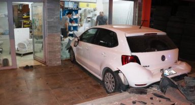 Önce otomobile çarptı, sonra dükkâna girdi