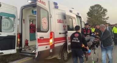 Otomobil devrildi: 5 kişi yaralandı