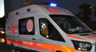 Otomobil elektrik direğine çarptı: 1 ölü, 3 yaralı