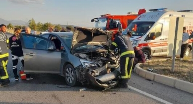 Otomobil ile hafif ticari araç çarpıştı: 1 ölü, 5 yaralı