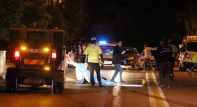 Otomobilin çarptığı iki genç öldü