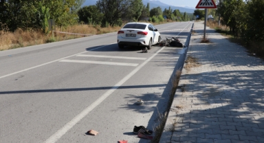 Otomobilin çarptığı motosiklet sürücüsü hayatını kaybetti