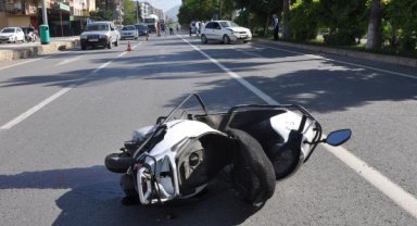 Otomobilin çarptığı motosikletli yaralandı