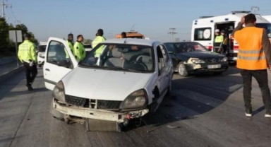 Otomobiller çarpıştı