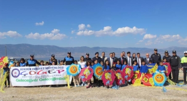 Polisler uçurtma şenliğinde çocuklarla buluştu