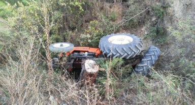 Şarampole yuvarlanan traktörün sürücüsü yaralandı