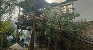 Serik'te ahşap ev kül oldu: 2 yaralı