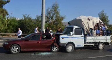 Serik'te kamyonet ile otomobil çarpıştı: 3 yaralı