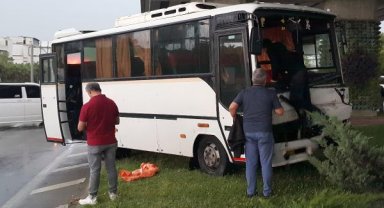 Servis aracı refüje çıktı: 2 yaralı