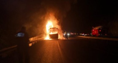 Seyir halindeki otobüs alev alev yandı