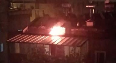 Tadilat yapılan çatı alevlere teslim oldu