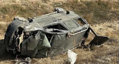 Ticari araç şarampole devrildi: 2 yaralı