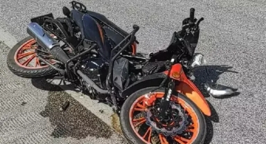 TIR'a çarpan motosikletli yaralandı
