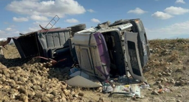 Tır ile kamyon çarpıştı: 3 yaralı