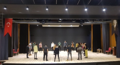 Tiyatro Akademisi başarıya koşuyor