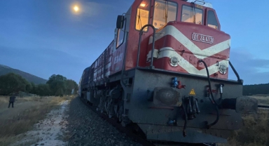 Trenin çarptığı traktörün sürücüsü öldü