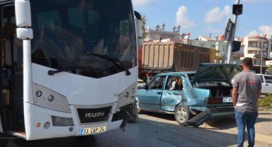 Tur midibüsü ile otomobil çarpıştı