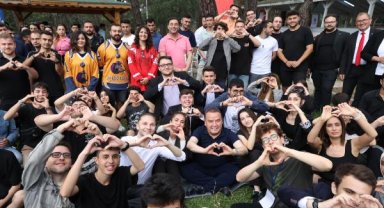 Üniversitelilere aylık bin TL burs