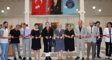 Bir sergi de üniversitede