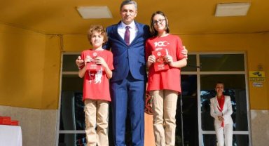 Vali Şahin, öğrencilere bayrak hediye etti