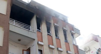 Yanan evdeki kadını kuryeler kurtardı