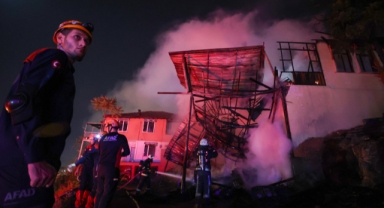 Yangın çıkan ev kullanılmaz hale geldi