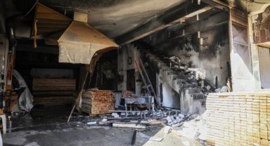 Yangında 4 işyeri zarar gördü